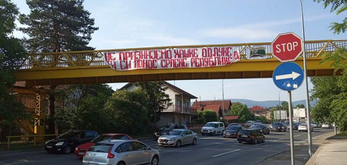 U BANJOJ LUCI OSVANUO TRANSPARENT PODRŠKE RATKU MLADIĆU: NE PRIZNAJEMO HAŠKE ODLUKE