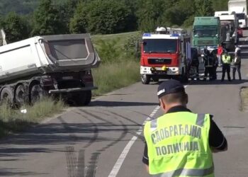 STRAVIČAN UDES KOMBIJA I KAMIONA KOD LOZNICE! Poginule četiri osobe