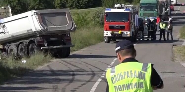 STRAVIČAN UDES KOMBIJA I KAMIONA KOD LOZNICE! Poginule četiri osobe