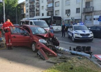 AUTOM UDARIO U SEMAFOR KOJI JE PAO NA DJEČAKA: VOZAČU POZLILO, A 13-GODIŠNJAK U TEŠKOM STANJU