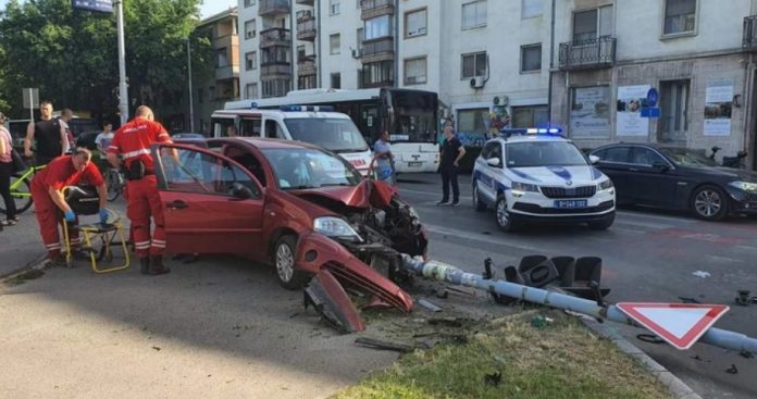 AUTOM UDARIO U SEMAFOR KOJI JE PAO NA DJEČAKA: VOZAČU POZLILO, A 13-GODIŠNJAK U TEŠKOM STANJU