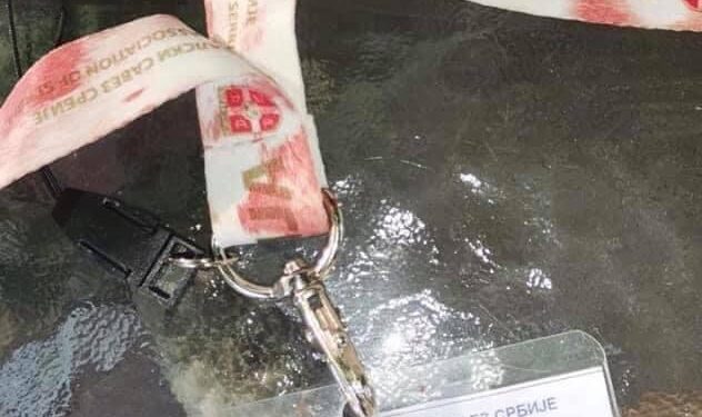 Krvava službena legitimacija dr. Bošnjaka napadnutog sinoć na utakmici u Beogradu