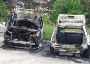 Dva automobila izgorjela tokom noći u krugu bolnice u Pljevljima