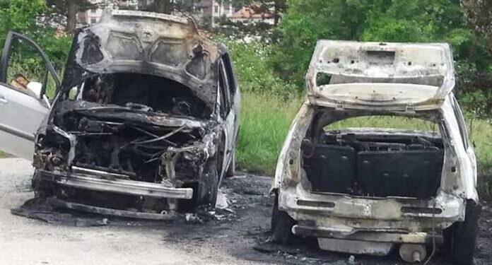 Dva automobila izgorjela tokom noći u krugu bolnice u Pljevljima