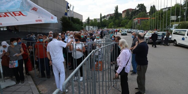 Sarajlija doživio srčani zastoj u redu pred Zetrom, spasila ga ekipa Hitne pomoći
