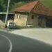 (VIDEO) Snimljena nesreća: Golf “krivudao” po cesti, pa završio u bašti kuće