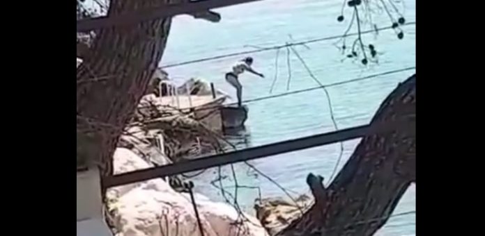 (VIDEO) DUGO JE SKUPLJALA HRABROST ZA SKOK U MORE: NAKON TOGA USLIJEDILA JE KATASTROFA