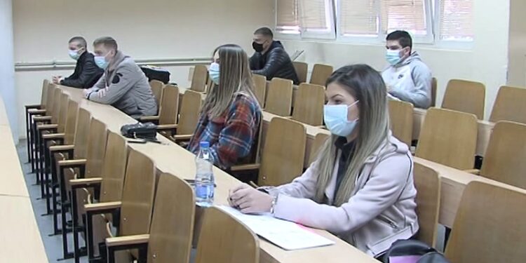Novi Pazar: Duplo više žena nego muškaraca diplomiralo u 2020. god.