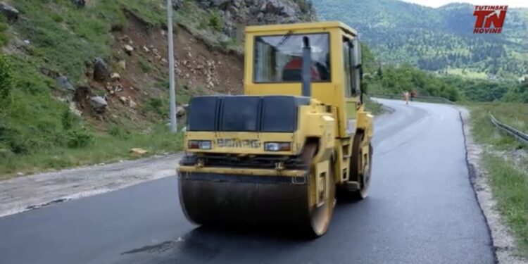(VIDEO) Asfaltirana dionica puta Tutin-Mehov Krš u dužini od 750 metara