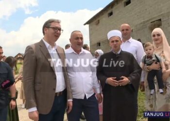 Vučić i Ljajić obišli džamiju u selu Buče