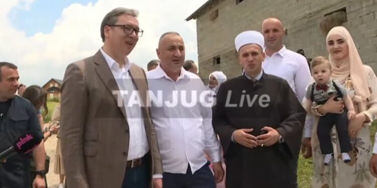 Vučić i Ljajić obišli džamiju u selu Buče