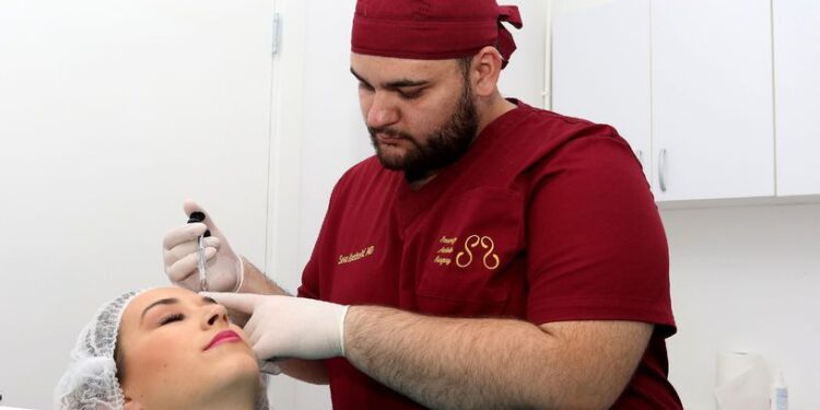 TUŽILAC SE ŽALI NA UKIDANJE PRITVORA: Lažni estetski hirurg i njegova majka se brane sa slobode