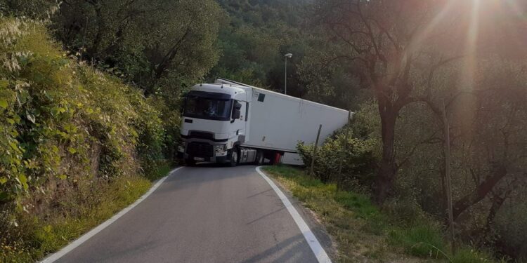 Italija: vozač pratio navigaciju pa zaglavio, izvlačenje će trajati 6 dana