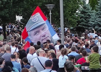 Zastava s likom Ratka Mladića na litiji povodom slave grada Beograda