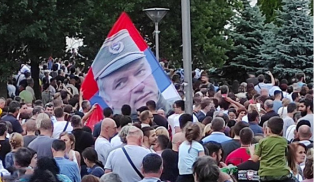 Zastava s likom Ratka Mladića na litiji povodom slave grada Beograda