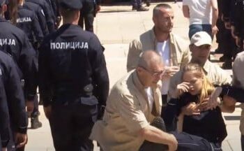 (VIDEO) Dok Vučić drži govor u hladu, policajci padaju u nesvijest zbog izloženosti visokim temperaturama