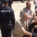 (VIDEO) Dok Vučić drži govor u hladu, policajci padaju u nesvijest zbog izloženosti visokim temperaturama