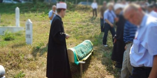 DOGAĐAJ NA DŽENAZI KAKAV SE NE PAMTI: PREMINUO ZATRPAVAJUĆI GROB KOMŠIJE