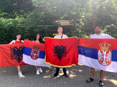 U Njemačkoj školski drugovi Srbi i Albanci zajedno proslavili kraj nastave sa zastavama svojih domovina