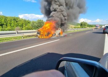Automobil potpuno izgorio na auto-putu “Miloš Veliki”