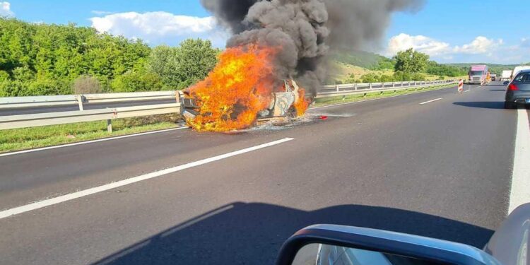 Automobil potpuno izgorio na auto-putu “Miloš Veliki”