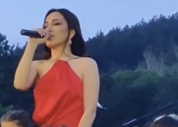 (VIDEO) U Srbiji zgroženi potezom crnogorske pjevačice: Usred Nikšića zapjevala ‘Sude mi’