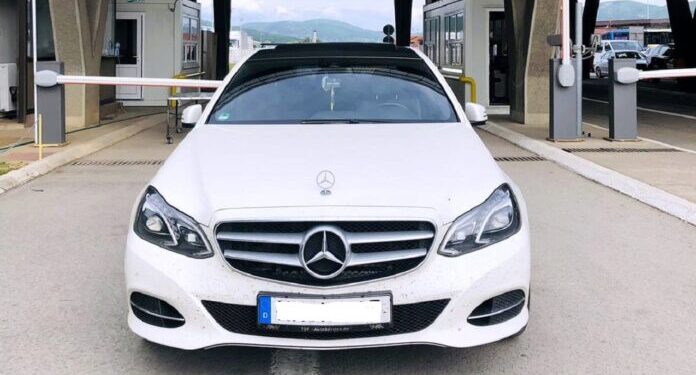MERCEDES IZ NJEMAČKE ZAUSTAVLJEN NA GRADINI! Carina zaplijenila više od 90.000 neprijavljenih evra