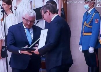 Vučić odlikovao Andriju Mandića Ordenom srpske zastave prvog stepena