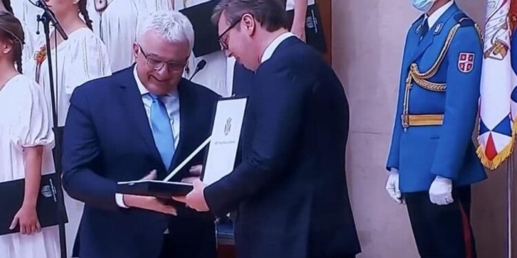 Vučić odlikovao Andriju Mandića Ordenom srpske zastave prvog stepena