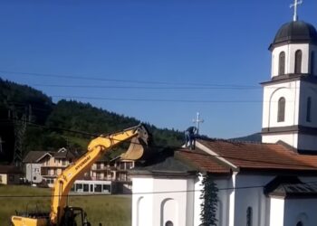 (VIDEO) Ekskluzivno: Bageri u dvorištu nane Fate Orlović ruše crkvu