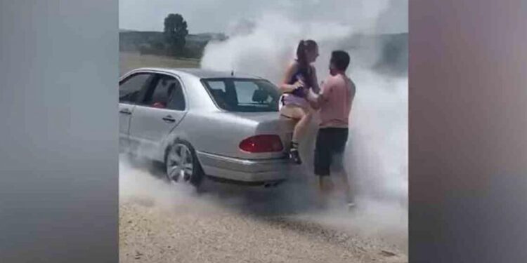 (VIDEO) Širokobriježanin uz paljenje guma na Mercedesu zaprosio djevojku