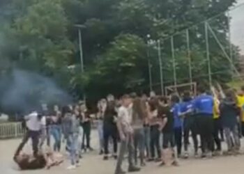 (VIDEO) ŠOKANTAN SNIMAK: OTAC ŠUTIRAO SINA U DVORIŠTU ŠKOLE PRED OSNOVCIMA
