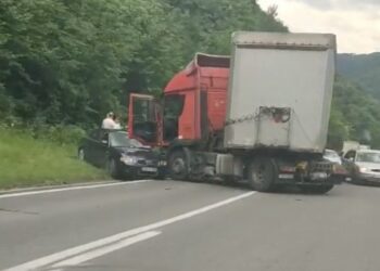 Teška nesreća kod Zenice, sudarili se kamion i putničko vozilo