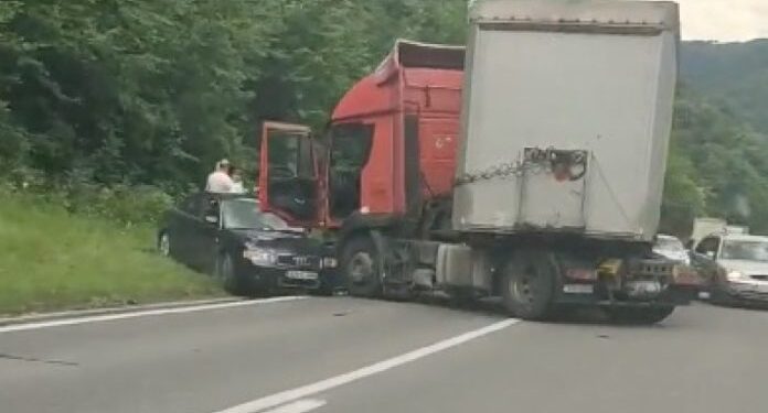 Teška nesreća kod Zenice, sudarili se kamion i putničko vozilo