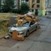 Sarajlije zatrpale smećem automobil koji je parkiran pored kontejnera