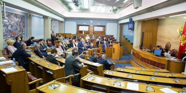 Skupština Crne Gore: Smijenjen Leposavić, usvojen budžet, Rezolucija o Srebrenici usvojena