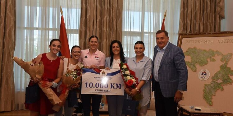 Vatreni navijač: Dodik nagradio košarkašku reprezentativku Srbije Sašu Čađo sa 10.000 KM