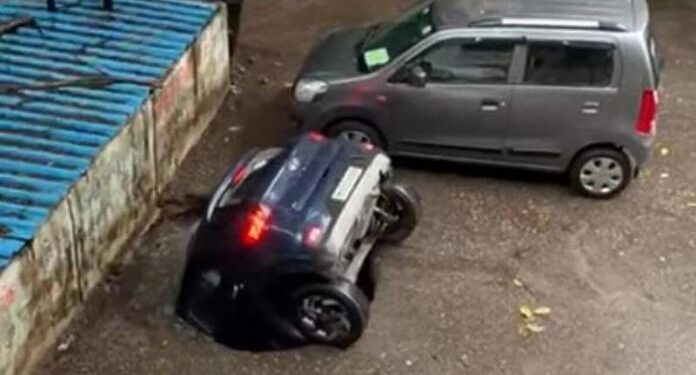 (VIDEO) POGLEDAJTE KAKO JE ZEMLJA ‘PROGUTALA’ AUTOMOBIL ZA NEKOLIKO SEKUNDI