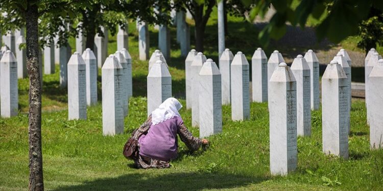 Majke Srebrenice uoči presude Mladiću: Cijelom Bosnom bijeli su nišani, uzeli su naše najmilije