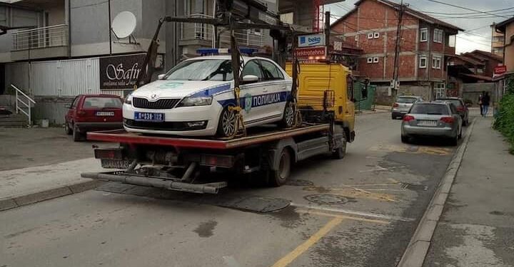 PAUK ODNOSI POLICIJSKI AUTO: Fotografije iz Novog Pazara usijale društvene mreže (FOTO)