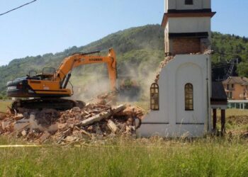 Bez blagoslova niko nije htio da pristupi radovima, materijal će se koristiti za izgradnju nove crkve