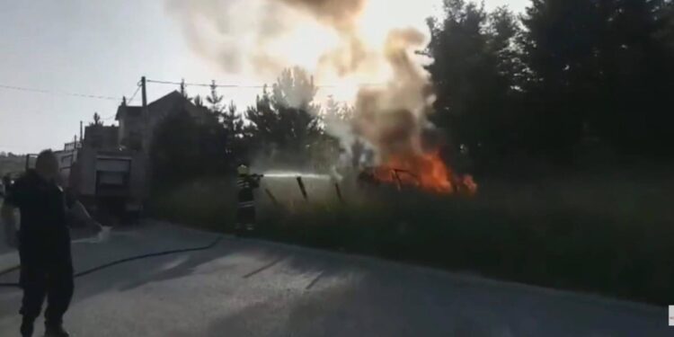 Zapalio se automobil u Tutinu (VIDEO)