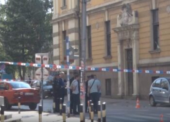 UŽAS U PROKUPLJU: Sačekao bivšu ženu i pucao joj u leđa, a onda okrenuo cijev ka sebi!