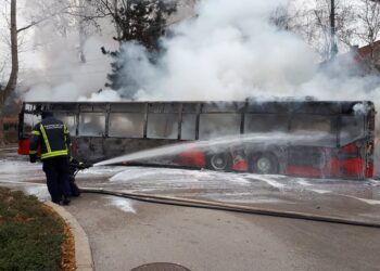 VATRA PROGUTALA AUTOBUS KOD FEKETIĆA Kuljao crn dim, putnici izašli, vatrogasci na licu mjesta