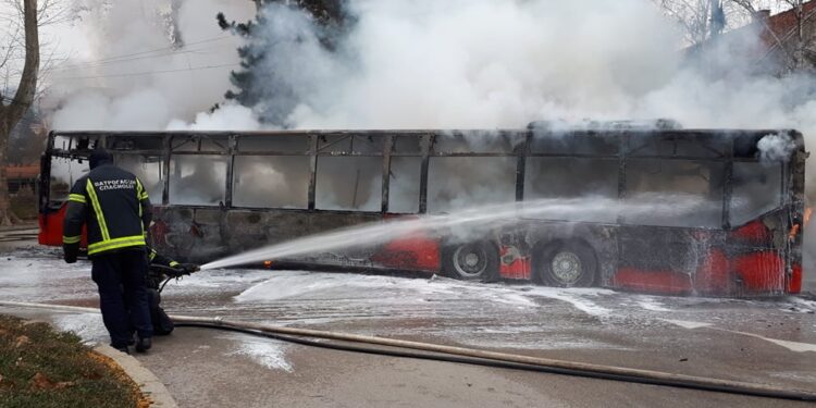 VATRA PROGUTALA AUTOBUS KOD FEKETIĆA Kuljao crn dim, putnici izašli, vatrogasci na licu mjesta