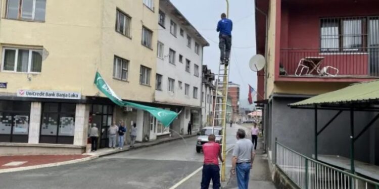 Načelnik Grujičić naredio da se ukloni baner sa bajramskom čestitkom iz centra Srebrenice