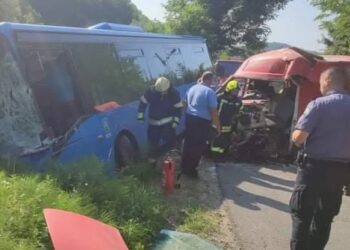 STRAŠNE FOTOGRAFIJE SAOBRAĆAJNE NESREĆE: SUDARILI SE AUTOBUS I KOMBI, POVRIJEĐENA JEDNA OSOBA
