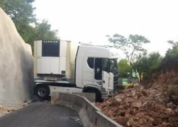 Hrvatska: Na suženom dijelu ceste kamionom se zabio u betonske blokove