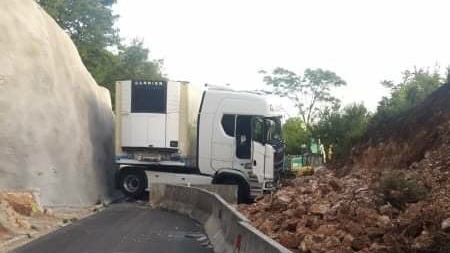 Hrvatska: Na suženom dijelu ceste kamionom se zabio u betonske blokove