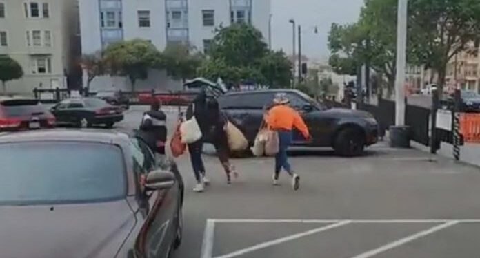 (VIDEO) ČETIRI ŽENE OPLJAČKALE APOTEKU U SAN FRANCISCU, BJEŽALE S VREĆAMA PUNIM ROBE